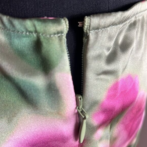 BNWT - WEWOREWHAT ASYMMETRICAL SLIP MINI SKIRT SAGE ROSES - Picture 5 of 6